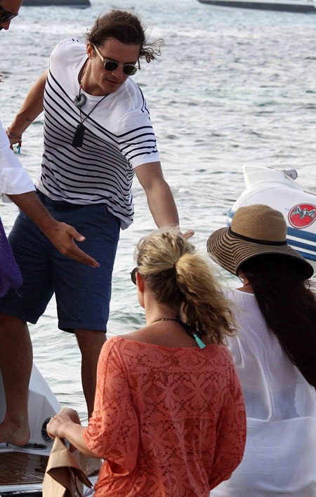 Orlando chu đáo đưa tay đỡ Erica rời khỏi cano