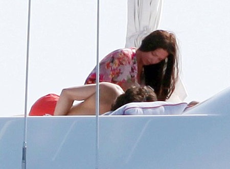 Orlando Bloom và tình mới ngày một quấn quýt