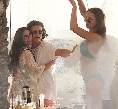 Nam diễn viên người Anh trông rất thoải mái khi ở bên Erica. 