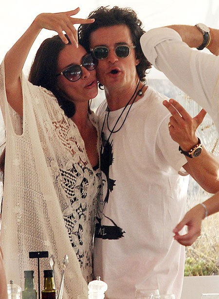 Nam diễn viên người Anh trông rất thoải mái khi ở bên Erica. 