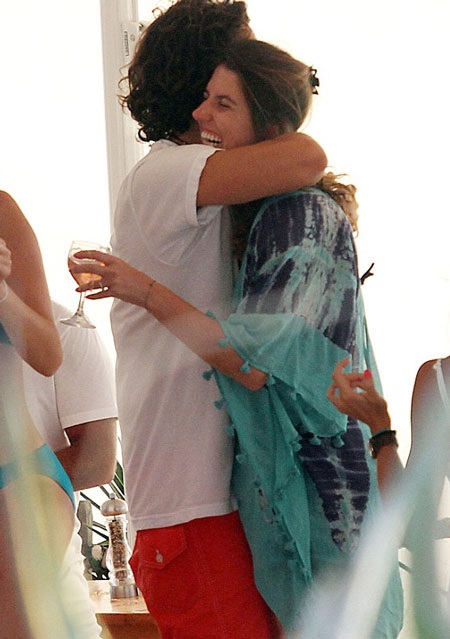 ...trước khi ôm chặt một cô gái trẻ khác.