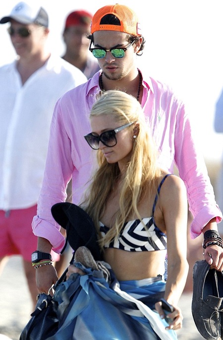 Paris Hilton lại đi chơi với trai lạ