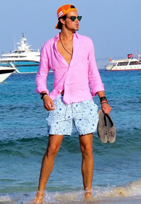 Paris và người đàn ông lạ ngồi cạnh nhau và liên tục thủ thì, trò chuyện.