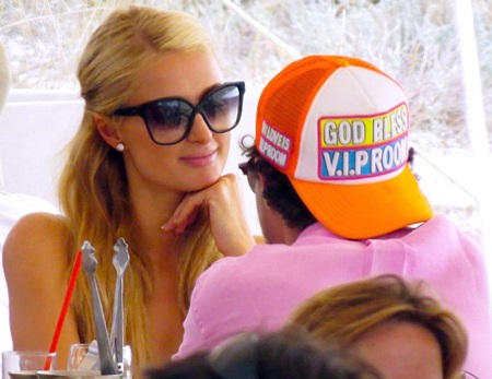 Paris Hilton và tình mới vào một quán ăn dùng bữa trưa và tiếp tục trò chuyện.