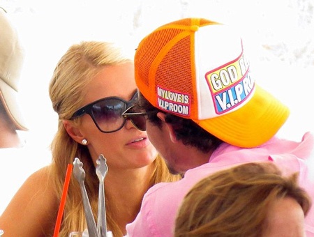 Paris Hilton và tình mới vào một quán ăn dùng bữa trưa và tiếp tục trò chuyện.