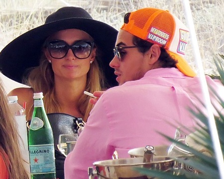 Paris thừa biết cô đang bị theo dõi nhưng không mấy bận tâm.