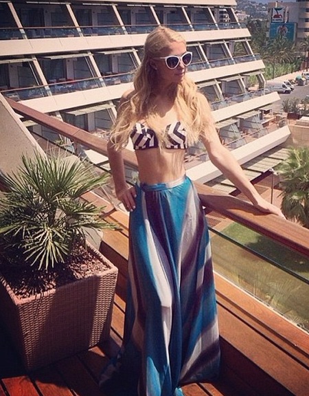 Người đẹp còn khoe trên trang cá nhân bức ảnh đang tạo dáng chụp hình trên ban công khách sạn.