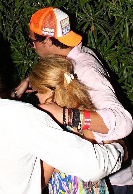 Cặp đôi né ống kính của giới săn tin nhờ sự hỗ trợ của các vệ sỹ