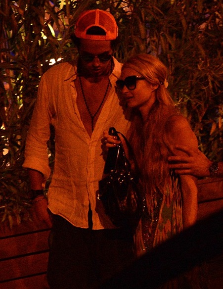 Cả hai cố né ống kính của giới săn tin