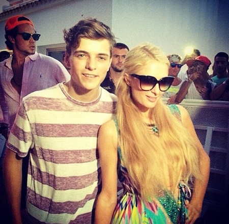 Cả hai cố né ống kính của giới săn tin