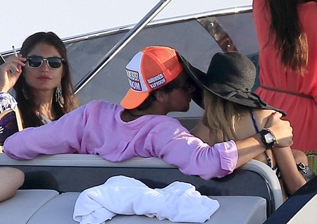 Paris và người đàn ông lạ ngồi cạnh nhau và liên tục thủ thì, trò chuyện.