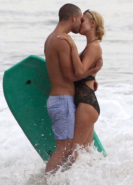 Paris Hilton đang rất hào hứng sẵn sàng cho đêm nhạc sắp tới của bản thân.