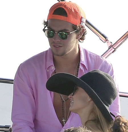 Paris và người đàn ông lạ ngồi cạnh nhau và liên tục thủ thì, trò chuyện.