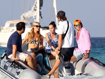 Paris Hilton và bạn trai áo hồng đi cùng một nhóm bạn