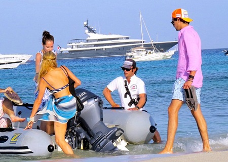 Paris Hilton và bạn trai áo hồng đi cùng một nhóm bạn