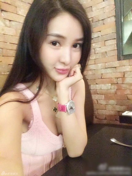 Cô cũng không giấu chuyện chỉnh sửa nhan sắc.