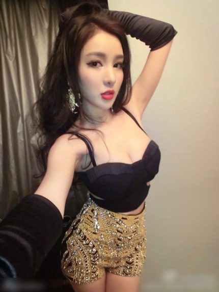 Cô cũng không giấu chuyện chỉnh sửa nhan sắc.