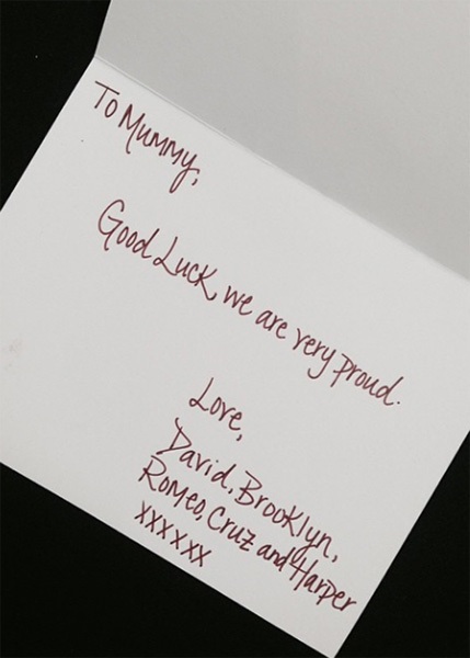 Victoria đã nhận thiệp động viên của chồng và các con trước ngày ra mắt bộ sưu tập mới.