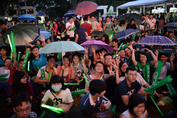 Fan phấn khích vì được các sao trẻ nổi tiếng bắt tay - 1 Fan phấn khích vì được các sao trẻ nổi tiếng bắt tay