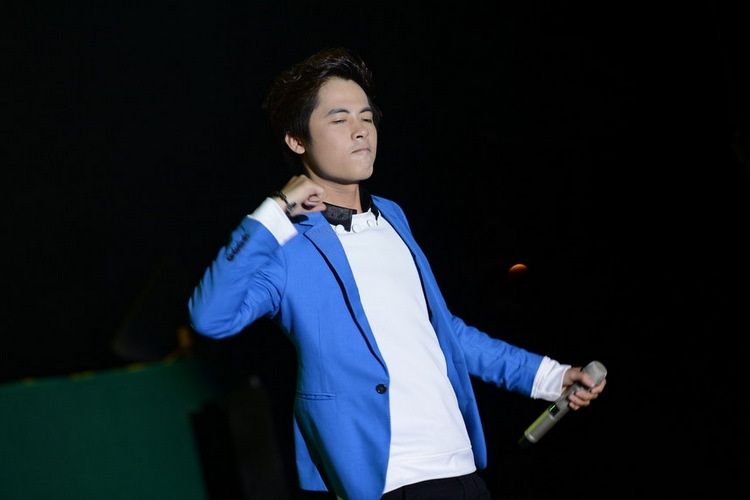 Fan phấn khích vì được các sao trẻ nổi tiếng bắt tay - 8 Ca sĩ Minh Sang X-Factor