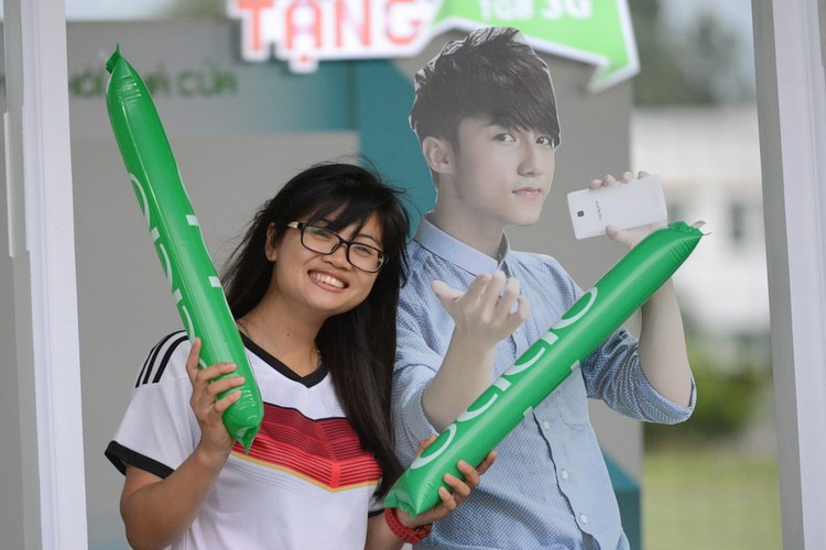 Fan phấn khích vì được các sao trẻ nổi tiếng bắt tay - 2 Fan phấn khích vì được các sao trẻ nổi tiếng bắt tay