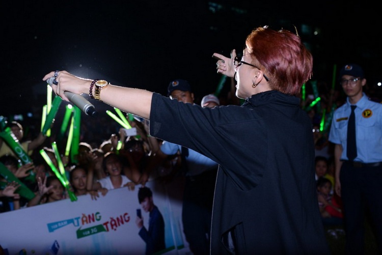 Fan phấn khích vì được các sao trẻ nổi tiếng bắt tay - 3 Fan phấn khích vì được các sao trẻ nổi tiếng bắt tay