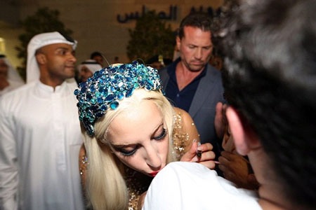 Lady hôn lên vai áo một khán giả hâm mộ có mặt tại buổi họp báo.