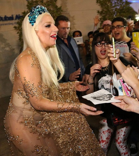 Nữ ca sĩ nổi tiếng giao lưu và ký tặng khán giả hâm mộ