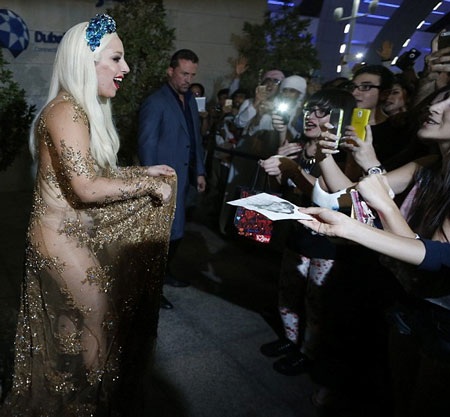 Nữ ca sĩ nổi tiếng giao lưu và ký tặng khán giả hâm mộ