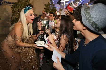 Nữ ca sĩ nổi tiếng giao lưu và ký tặng khán giả hâm mộ