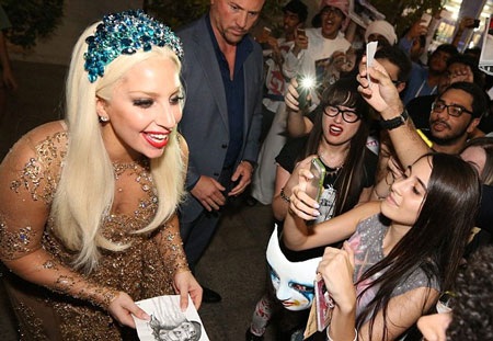 Nữ ca sĩ nổi tiếng giao lưu và ký tặng khán giả hâm mộ