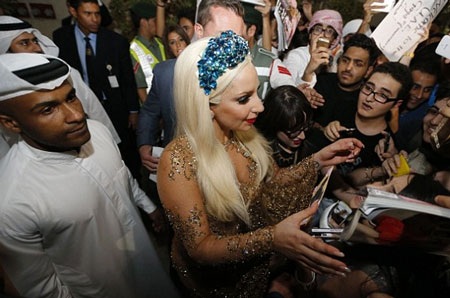 Nữ ca sĩ nổi tiếng giao lưu và ký tặng khán giả hâm mộ