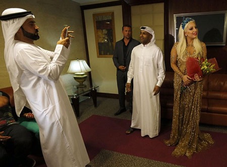 Lady Gaga đội một chiếc vương miện màu xanh