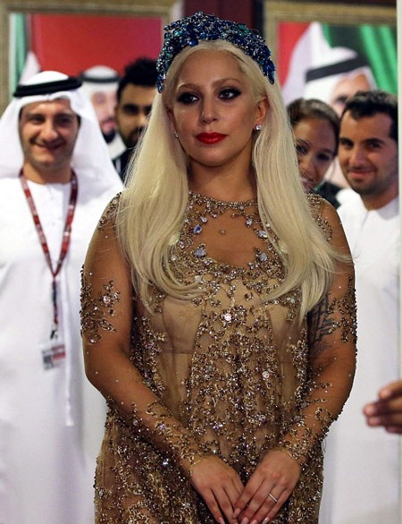 Lady Gaga đội một chiếc vương miện màu xanh