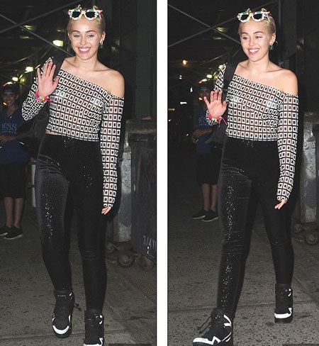 Trước đó, nữ ca sĩ trẻ mặc khá kín đáo khi xuất hiện tại New York.