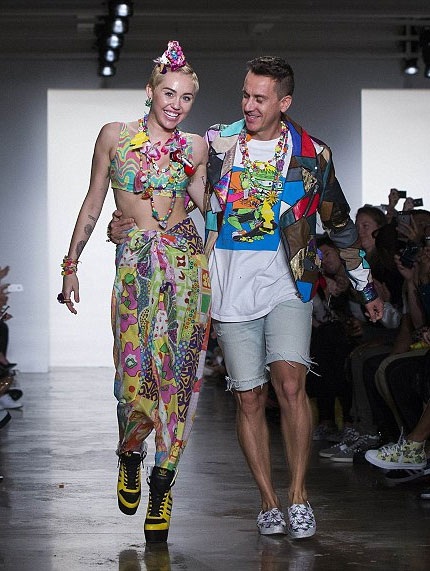 Miley còn xuất hiện trên sàn diễn thời trang cùng nhà thiết kế Jeremy Scott cuối chương trình.