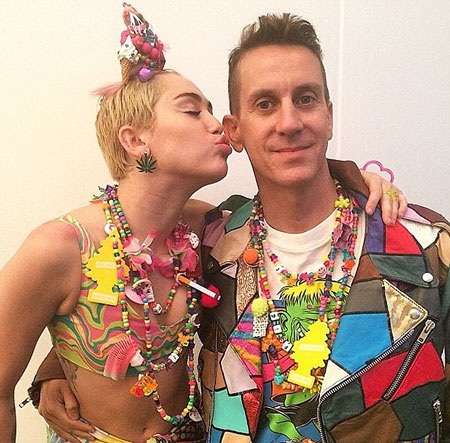 Miley còn xuất hiện trên sàn diễn thời trang cùng nhà thiết kế Jeremy Scott cuối chương trình.