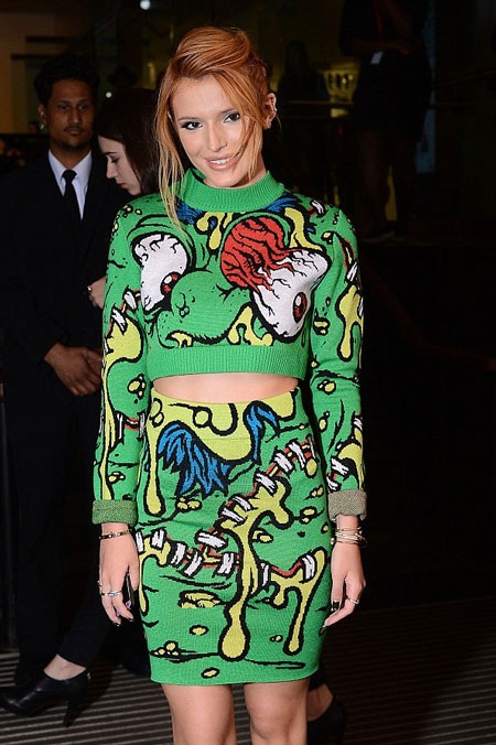 Nữ diễn viên Bella Thorne trông vô cùng đáng yêu với váy họa tiết hoạt hình