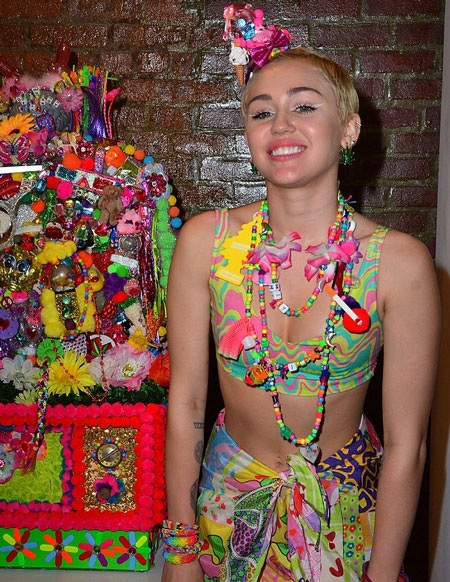 Miley diện một thiết kế mang tên Dirty Hippie nằm trong bộ sưu tập mới của Jeremy Scott