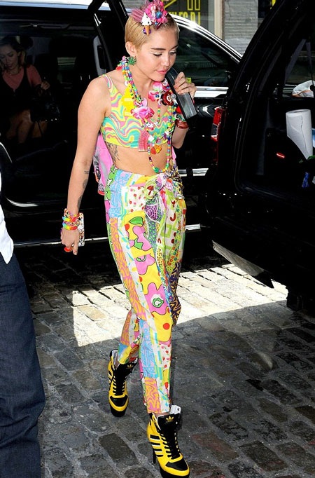Miley diện một thiết kế mang tên Dirty Hippie nằm trong bộ sưu tập mới của Jeremy Scott