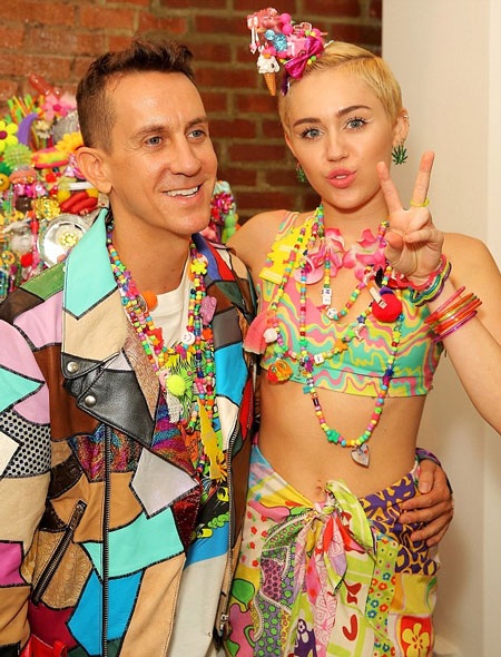 Miley chụp hình chung cùng nhà thiết kế Jeremy Scott tại hậu trường.
