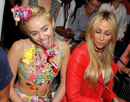 Miley ngồi cạnh mẹ ruột tại hàng đầu của buổi trình diễn.