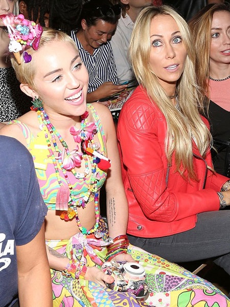 Miley ngồi cạnh mẹ ruột tại hàng đầu của buổi trình diễn.