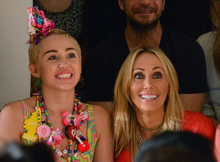 Miley ngồi cạnh mẹ ruột tại hàng đầu của buổi trình diễn.