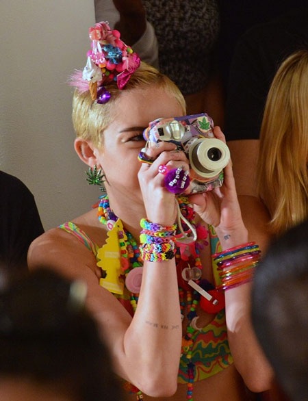 Nữ ca sĩ nổi tiếng liên tục ghi lại hình ảnh những người mẫu trên sàn diễn với vẻ thích thú.