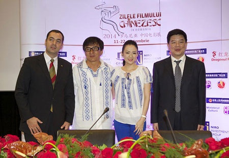 Thành Long và Chương Tử Di nhận kỷ niệm chương