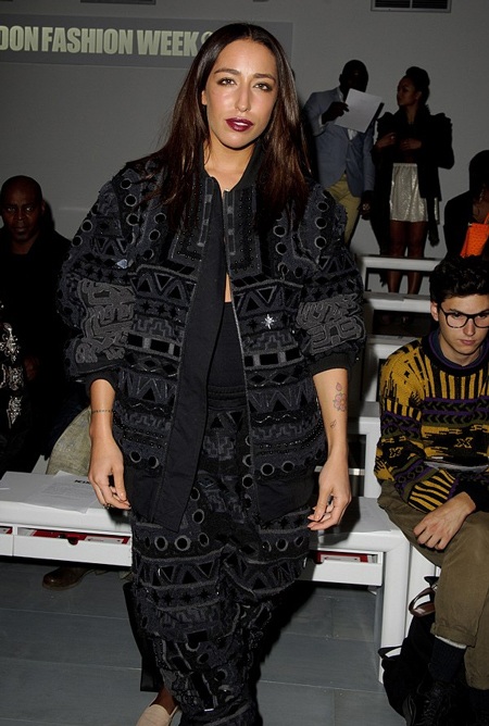 Ca sĩ Anh thản nhiên diện nội y ra phố