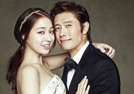 Lee Byung Hun bị “vạch tội” ngoại tình từ 3 tháng trước - 2 Lee Byung Hun đã nói lời xin lỗi vợ - nữ diễn viên Lee Min Jung sau scandal tống tiền.