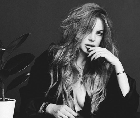 Lindsay Lohan gợi cảm: “Tôi đã bước qua vùng an toàn” - 2 Ngôi sao 28 tuổi hài lòng với cuộc sống im ắng và khép kín.