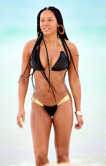 Mel B hạnh phúc khóa môi chồng say đắm